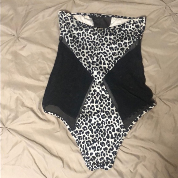 Victoria’s Secret Leopard Mesh Sides Swimsuit - Picture 5 of 8